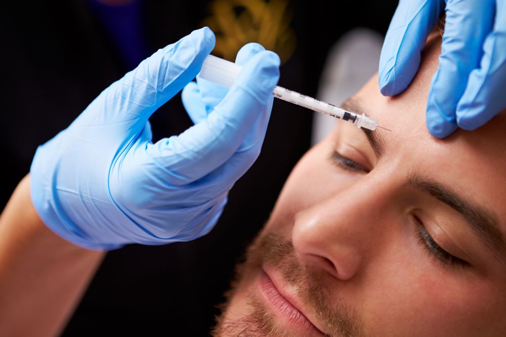 Tratamento com Botox na testa de um homem