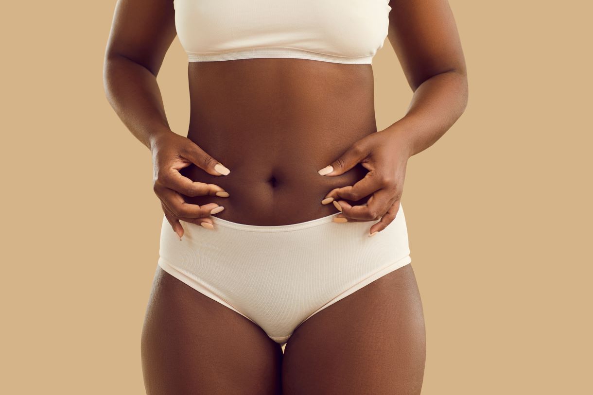 Injeção de eliminação de gordura no abdómen de uma mulher