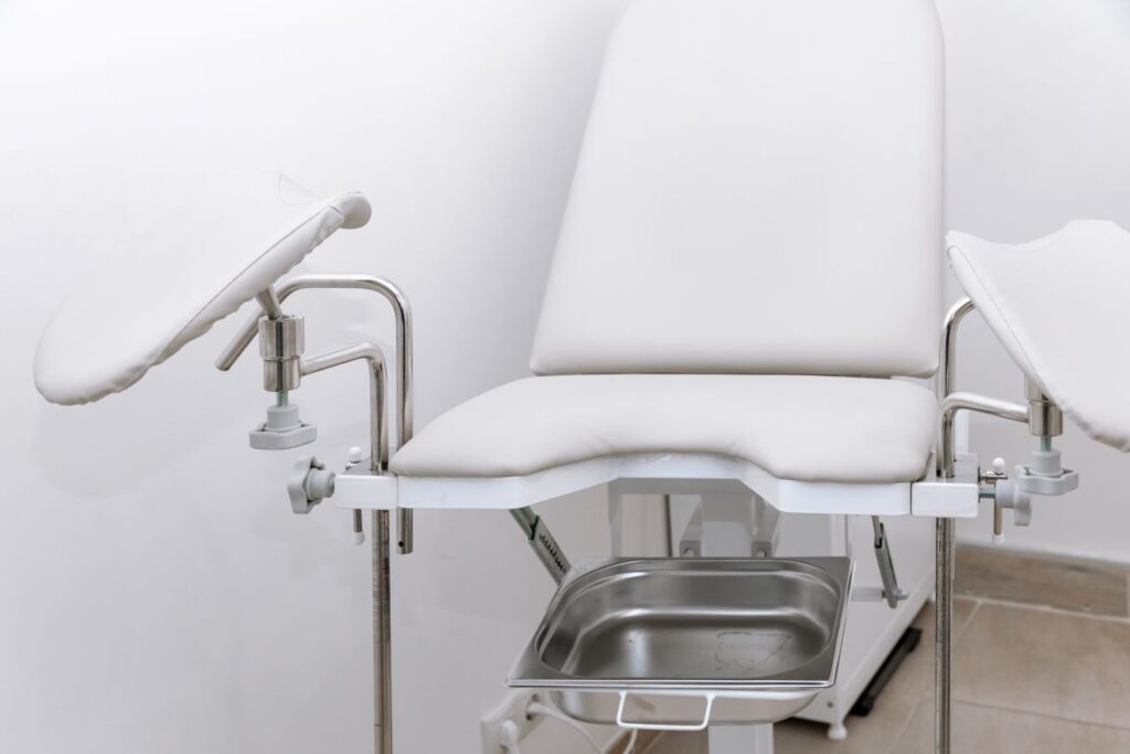 Cadeira branca para exame ginecológico para rejuvenescimento vaginal a laser
